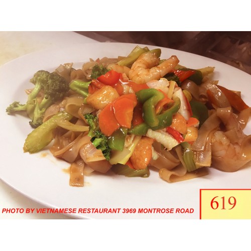 619. HỦ TIẾU XÀO ĐỒ BIỂN RAU CẢI - STIR FRIED RICE NOODLE WITH ASSORTED SEAFOOD & MIXED VEGETABLES
