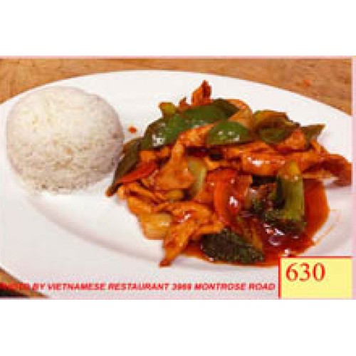 630. CƠM XÀO GÀ RAU CẢI THÁI SAUCE - STIR FRIED CHICKEN BREAST, MIXED VEGETABLES WITH THAI SAUCES ON RICE